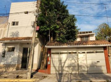 Casa de 3 habitaciones, Boca del Río · Casa en Venta en Boca del Rio, con Recámara en Planta Baja y 2 Departamentos.