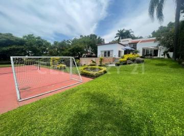 Casa · 1035m² · 4 Recámaras · 12 Estacionamientos · Casa en Venta en Fraccionamiento Exclusivo Los Limoneros, Cuernavaca Morelos