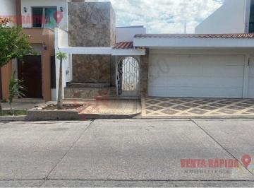 Casa · 336m² · 4 Recámaras · 2 Estacionamientos · Casa en Fraccionamiento Colinas de San Miguel