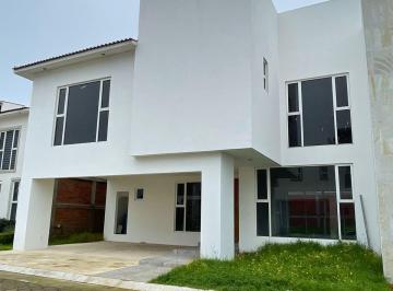 Casa · 300m² · 3 Recámaras · 2 Estacionamientos · Casa en Venta en Privada en Barrio de San Miguel, Metepec, Estado de Mexico