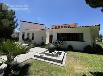 Casa · 800m² · 4 Recámaras · 4 Estacionamientos · Casa en Venta Estilo Contemporáneo, Colinda con Campo de Golf en El Campanario
