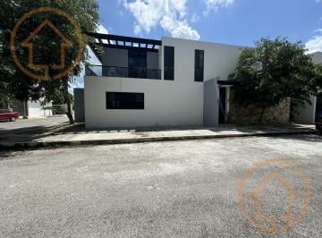 Casa · 362m² · 4 Recámaras · 3 Estacionamientos · Casa de Lujo en Conkal, Yucatán.