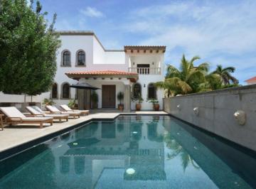 Casa · 713m² · 5 Recámaras · 2 Estacionamientos · Casa Lujosa en Venta en Playe del Carmen