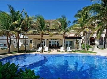 Casa · 567m² · 6 Recámaras · 2 Estacionamientos · Casa Lujoso en Venta en Playa del Carmen