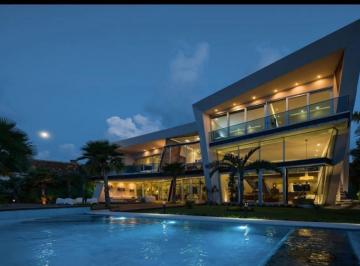 Casa · 1200m² · 5 Recámaras · 5 Estacionamientos · Casa en La Zona Hotelera de Cancún