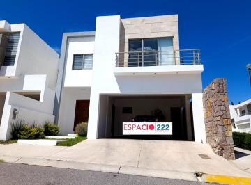 Casa de 3 habitaciones, Chihuahua · Se Renta Hermosa Casa Semi - Amueblada en Fracc. Albaterra III $28,000