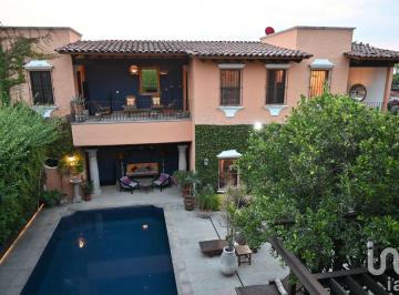 Casa · 462m² · 5 Recámaras · 1 Estacionamiento · Vendo Joya Colonial en Centro de Cuernavaca, Morelos