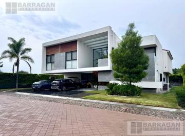 Casa · 734m² · 4 Recámaras · 4 Estacionamientos · Casa en Venta con Alberca y Espectacular Ubicación Dentro de Exclusivo Fraccionamiento El Campanario