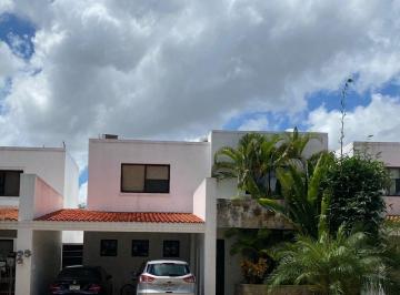 9829c750fe92a8228eadb1c3bfe4f2566454f9cdc35a8b672db62a10377add83 · Casa en Venta en Merida en Privada Cocoyoles