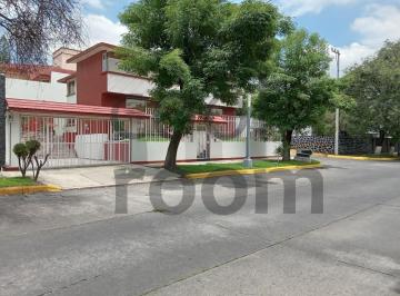 Casa de 4 habitaciones, Naucalpan de Juárez · Casa con 4 Habitaciones y Jardín en Venta en Ciudad Satélite Circuito Poetas