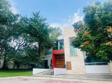 Casa de 5 habitaciones, Tlajomulco de Zúñiga · ¡Oportunidad Única en Fraccionamiento La Rioja! Hermosa Casa en Venta