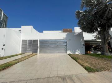 Casa · 428m² · 3 Recámaras · 4 Estacionamientos · Casa en Venta en Altabrisa