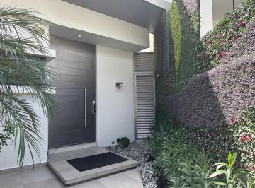 Casa · 394m² · 4 Recámaras · 4 Estacionamientos · Casa en Renta La Joya