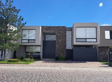 Casa · 400m² · 4 Recámaras · 4 Estacionamientos · Renta de Casa 4 Recamaras en La Campiña del Bosque