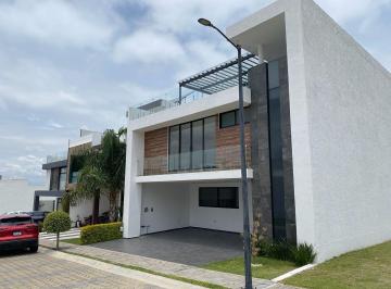 Casa · 335m² · 4 Recámaras · 3 Estacionamientos · Estupenda Casa en Renta con 4 Habitaciones y Sala de Tv