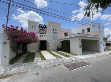 Casa · 320m² · 3 Recámaras · 4 Estacionamientos · Casa en Venta de 3 Recámaras y Alberca en Montebello