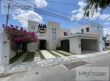 Casa · 320m² · 3 Recámaras · 4 Estacionamientos · Casa en Venta de 3 Recámaras y Alberca en Montebello
