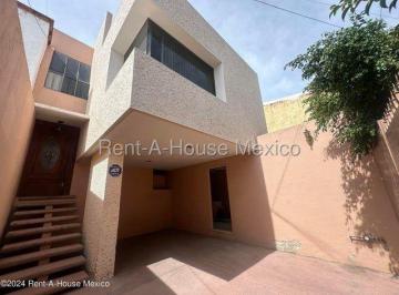 Casa en venta en Quintas del Marqués. Inmueble ubicado sobre avenida en una zona · Casa en Venta 3 Recamaras, Quintas del Marques