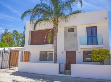 Casa · 276m² · 3 Recámaras · 3 Estacionamientos · Casa en Venta Al Norte Aguascalientes con Gran Jardin Zona Campanario 13lc