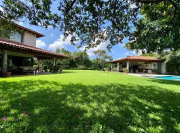 Casa de 4 habitaciones, Cuernavaca · Espectacular Casa con Hermoso Jardín, Terraza Social y Alberca Climatizada.