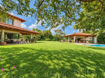 Casa de 4 habitaciones, Cuernavaca · Espectacular Casa con Hermoso Jardín, Terraza Social y Alberca Climatizada.