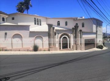Casa · 905m² · 3 Recámaras · 3 Estacionamientos · Casa en Venta en Monterrey