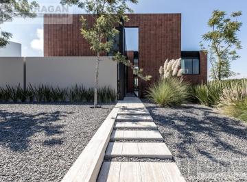 Casa · 710m² · 3 Recámaras · Casa en Venta con Gran Diseño Arquitectónico, El Campanario