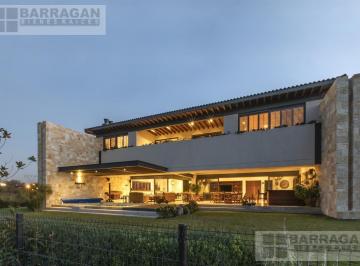 Casa · 850m² · 6 Recámaras · 6 Estacionamientos · Casa Semi - Nueva Estilo Toscano Moderno con Acceso Directo a Campo de Golf con Alberca, El Campanario