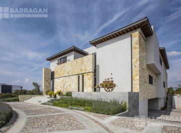 Casa · 850m² · 6 Recámaras · 6 Estacionamientos · Casa Semi - Nueva Estilo Toscano Moderno con Acceso Directo a Campo de Golf con Alberca, El Campanario