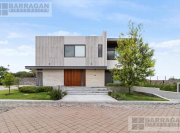 Casa · 756m² · 4 Recámaras · 3 Estacionamientos · Casa Moderna en Venta con Acabados de Lujo en El Campanario