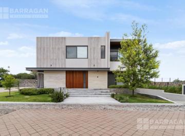 Casa · 756m² · 4 Recámaras · 3 Estacionamientos · Casa en Venta en El Campanario, Moderna con Acabados de Lujo