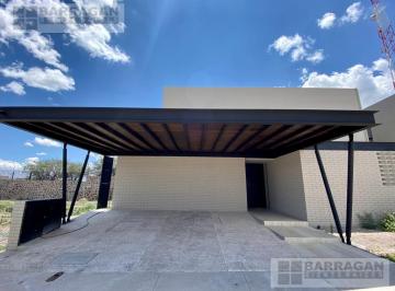 Casa · 280m² · 3 Recámaras · 2 Estacionamientos · Casa en Venta en Lomas del Campanario Norte Condominio San Felipe