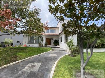 Casa · 750m² · 4 Recámaras · 4 Estacionamientos · Casa en Venta Estilo Mexicano con Excelente Jardín y Vista Al Campo de Golf, El Campanario