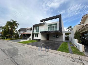 Casa en condominio de 4 habitaciones, Zapopan · Casa en Venta Remodelada en Puerta de Hierro