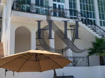 Casa · 1050m² · 3 Recámaras · 4 Estacionamientos · Casa en Venta Bugambilias