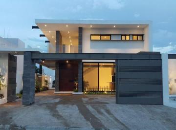 Casa · 300m² · 3 Recámaras · 4 Estacionamientos · Casa en Venta Blvd. Juriquilla