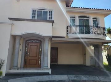 Casa · 470m² · 3 Recámaras · 2 Estacionamientos · Casa en Puerta de Hierro