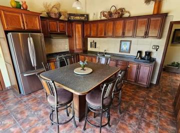 Casa de 4 habitaciones, Saltillo · Issa Vende Residencia con Una Gran Privacidad Ubicada Al Norte de Saltillo