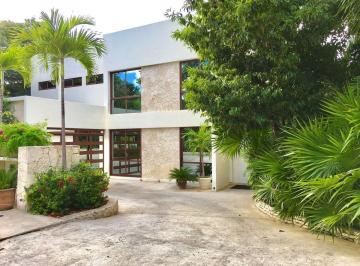 Casa · 748m² · 6 Recámaras · Hermosas Casas de Dos Plantas Dentro de Residencial con Campo de Golf