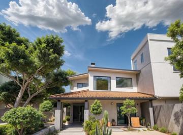 Casa de 8 habitaciones, Corregidora · Casa en Venta en Colinas del Bosque, Despacho o Consultorio Independiente