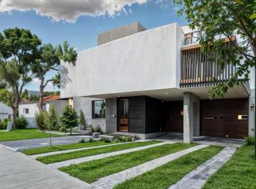 Casa de 3 habitaciones, Huimilpan · Casa en Venta en Club de Golf Los Encinos, Solo 100 m del Golf.