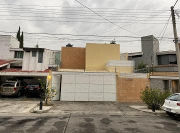 Casa de 3 habitaciones, Zapopan · Magnifica Casa de 2 Plantas con Excelente Ubicación