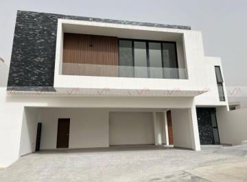 Casa · 467m² · 4 Recámaras · 2 Estacionamientos · Casa en Venta en Almendros de Laderas