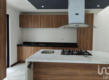 Casa · 220m² · 3 Recámaras · 2 Estacionamientos · [estrena] 220 m² con Gran Cocina de Isla y Roof | Casa en Venta Parque México, Lomas III