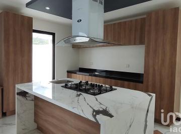 Casa · 220m² · 3 Recámaras · 2 Estacionamientos · Casa con Isla de Granito y Gran Casa Club en Lomas de Angelópolis 3