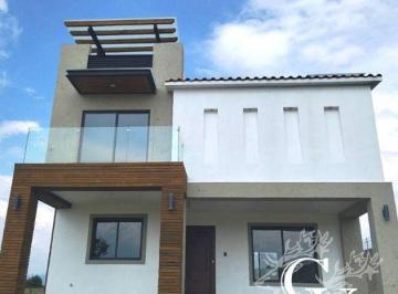 Casa · 288m² · 3 Recámaras · 2 Estacionamientos · Casa en Venta en Condado del Valle, Metepec