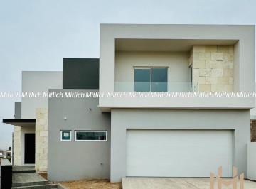 Casa · 480m² · 4 Recámaras · 2 Estacionamientos · Casa en Venta a Estrenar con Recámara en Planta Baja Zona Canteras $18,800,000.