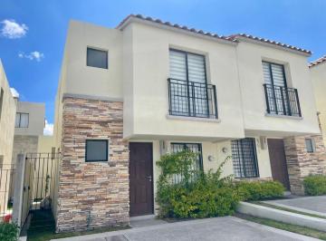 Casa en condominio · 90m² · 3 Recámaras · 2 Estacionamientos · Renta Casa Capital Sur 3 Recamaras Privada Alberca Seguridad Cerca Parque Industrial