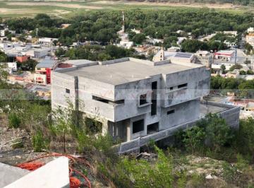 Casa · 750m² · 3 Recámaras · 4 Estacionamientos · Casa en Venta en Huajuquito o Los Cavazos