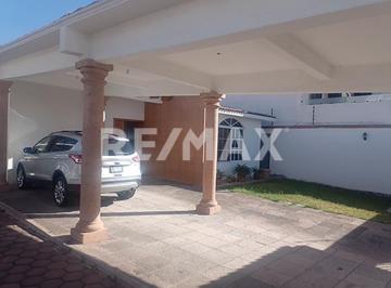 Casa · 179m² · 2 Recámaras · 3 Estacionamientos · Casa de un Piso - (4)